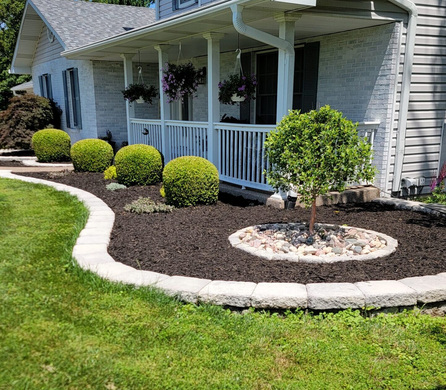 landscape bed with rock, mulch and edgers